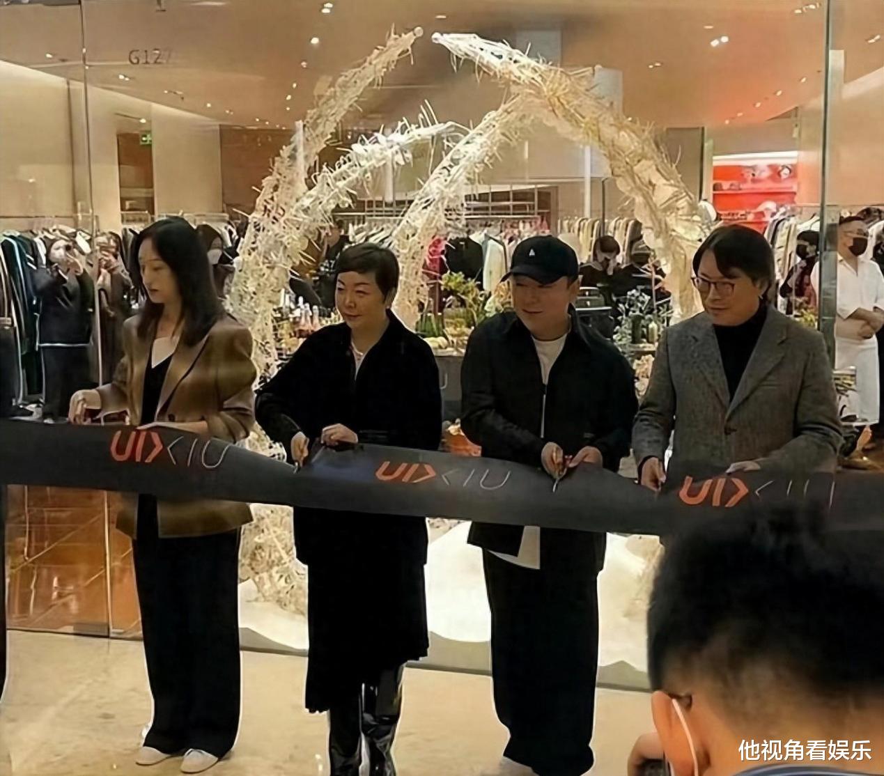 黄渤家宴细节曝光:全家共用一张脸,妻子罕见露面越活越年轻