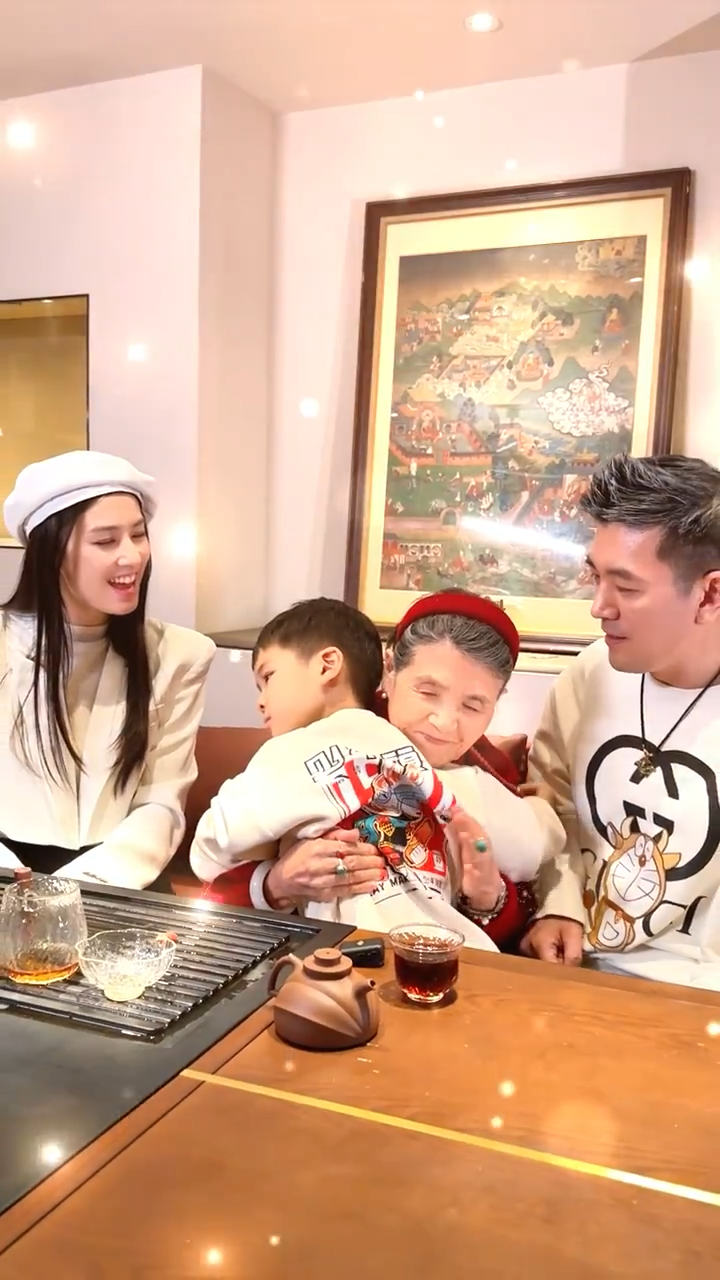 安迪|黄圣依杨子再秀家人合影,次子乖巧出镜,未见变化大的长子安迪