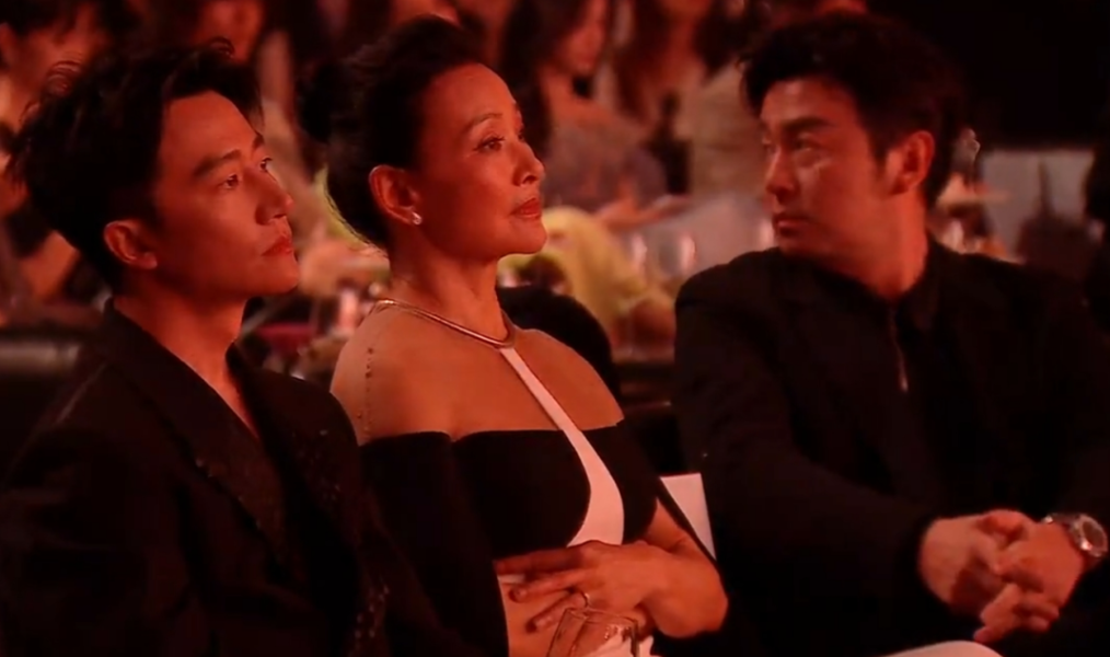 Angelababy|女星在芭莎内场观众席！杨颖与男星热聊、热巴捂嘴，杨采钰瞅谁？