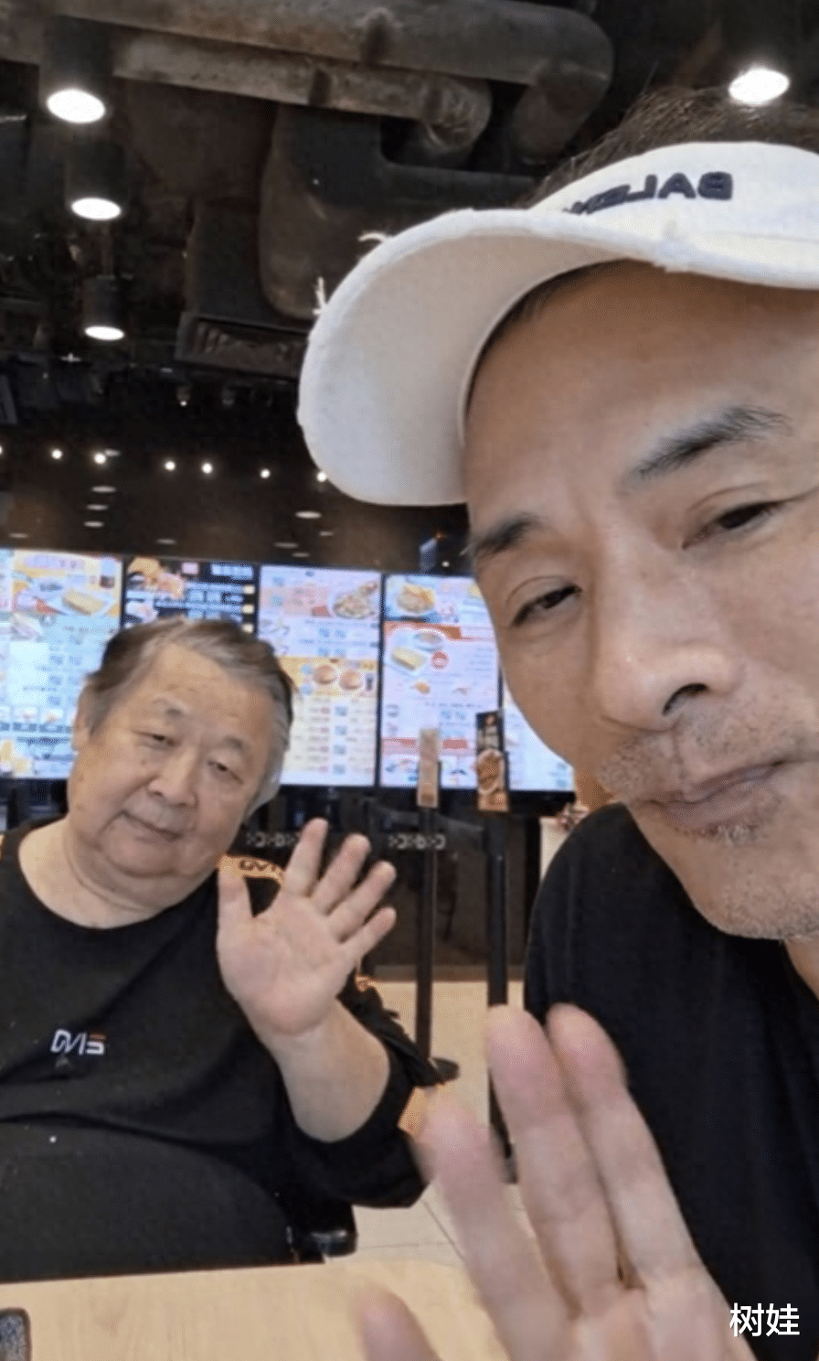 75岁TVB绿叶坐轮椅现身，身上有味道被提醒记得洗澡，离巢后独居