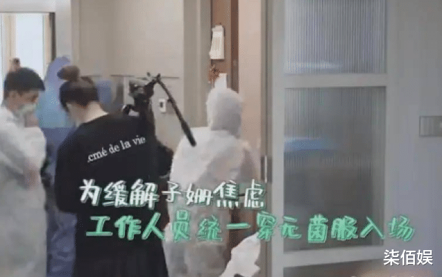 杨子姗|杨子姗罕秀厨艺,给8个月大女儿做辅食,戴口罩暴露洁癖症引热议