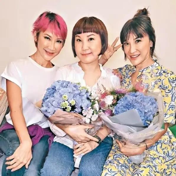 李玟头七惹争议!二姐穿红鞋现身被批不得体,大姐满眼含泪反差大