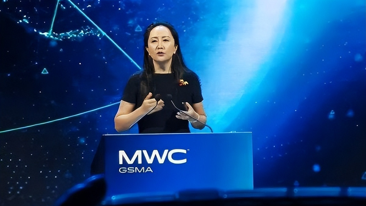 孟晚舟穿小黑裙披长发出镜知性优雅，郭晶晶戴眼镜参加论坛超文静