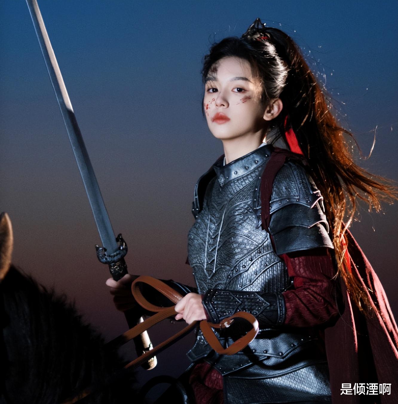 周也古风新造型好飒！战损侧颜被赞天选女将星，眼神杀令人惊艳！