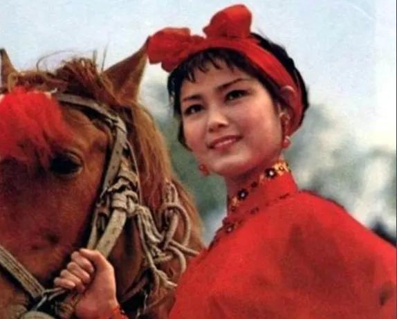 "红牡丹"姜黎黎:嫁给初恋恩爱45年,如今67岁依旧很美 - 电视剧资讯(主