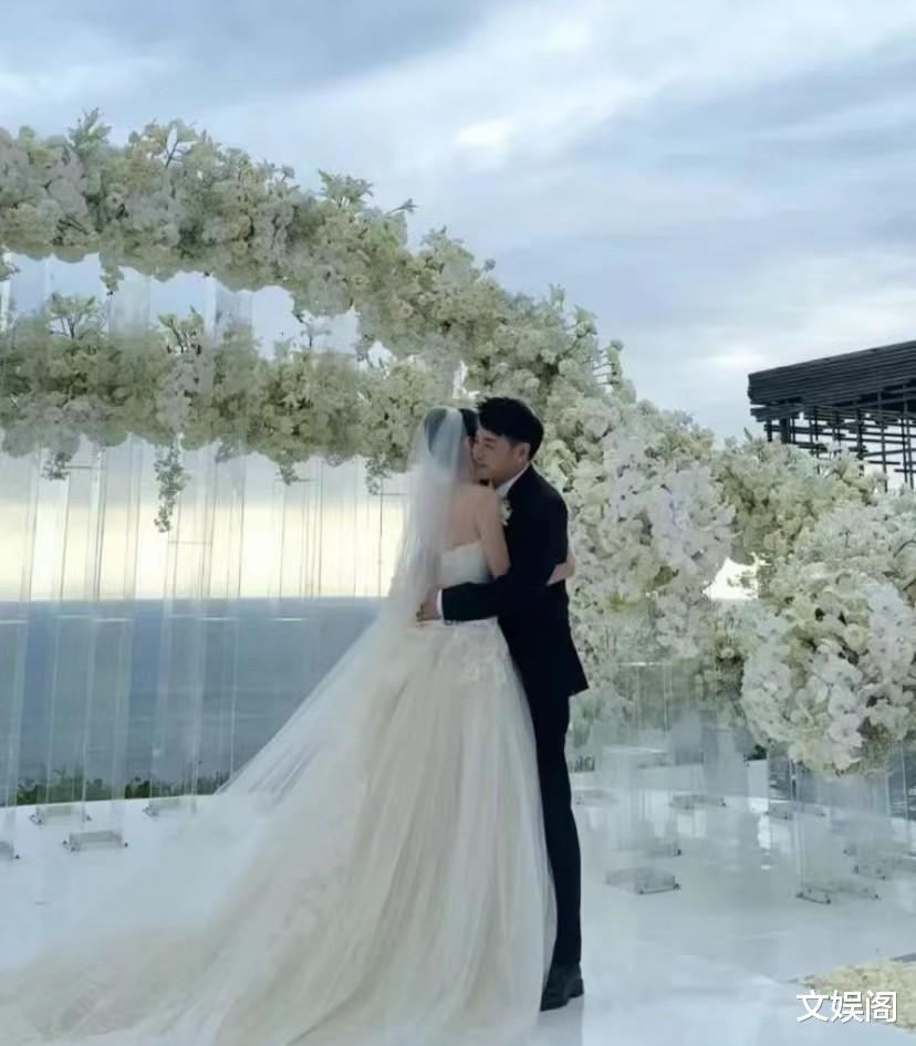 潘玮柏在巴厘岛补办婚礼,当众亲吻爱妻宣云,天王嫂培训班引热议