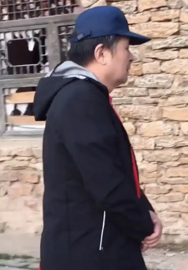 牙齿|64岁老毕下乡，环境残破不堪，脸圆了两鬓斑白牙齿还缺了一块