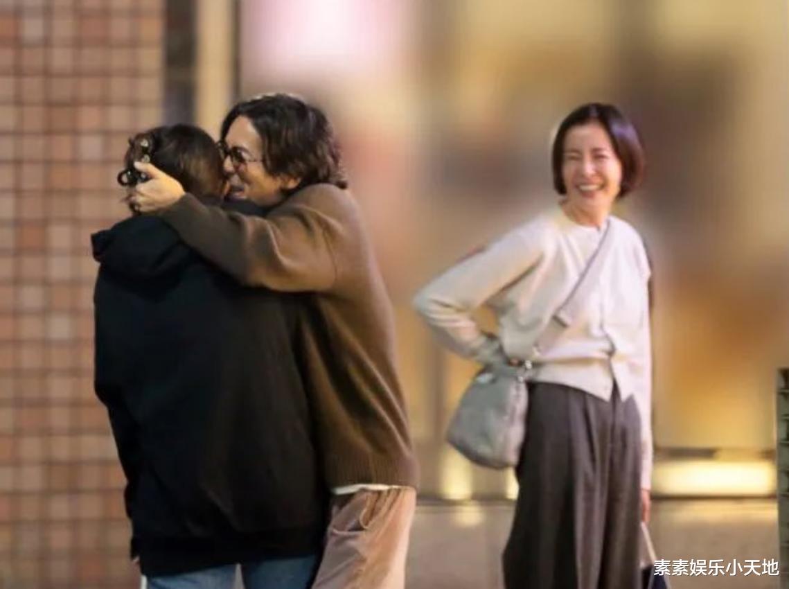 50岁宫泽理惠近照曝光，优雅气质不变，和老公森田刚牵手很恩爱