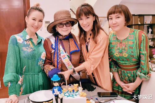 李玟母现身机场“长眠地疑定在武汉”二姐回应认：交由妈妈决定