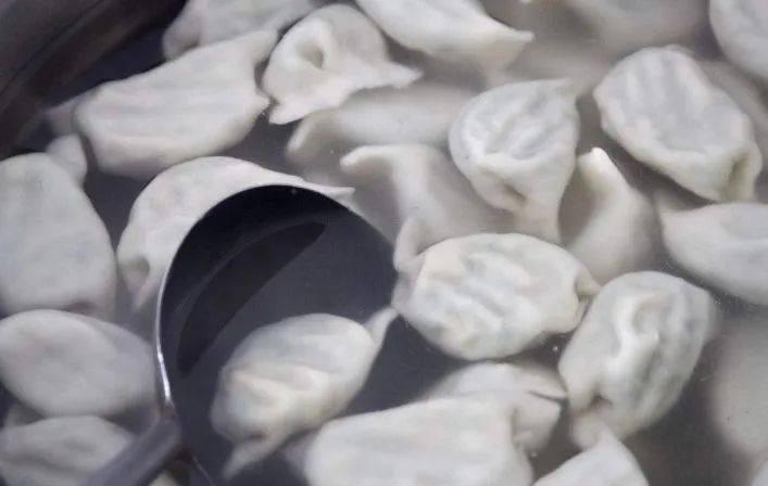 |煮冻饺子，有人用开水有人用冷水，都错了！记住4点，好吃不破皮