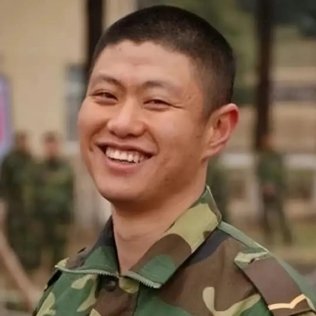 39岁的赵荀,从李二牛爆改成花美男,他的骨盆用3颗钉子挂在腰上