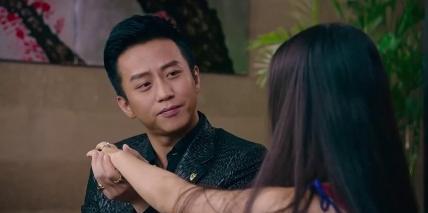 邓超|邓超亲身上阵拉票房,承认电影拍得不好,直播卖票吼到面红耳赤