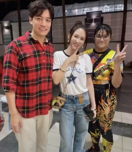 高叶|陈乔恩和老公在马来西亚看舞狮,被工作人员认出,挨个合影有亲和力