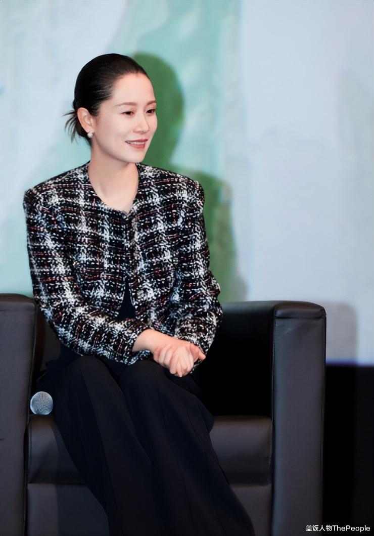 海清|有一种“尴尬”叫海清玩性感,明明身材平平无奇,却偏要露点什么