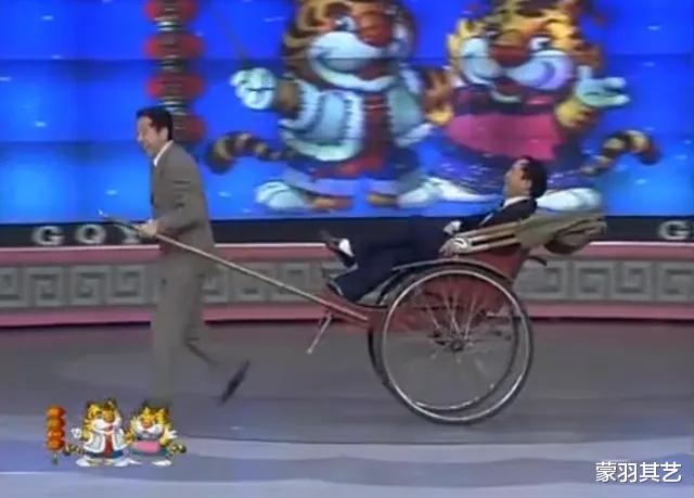 牛群|骂国足还得看春晚，30年经典又狠又辣，冯巩牛群才是讽刺界天花板