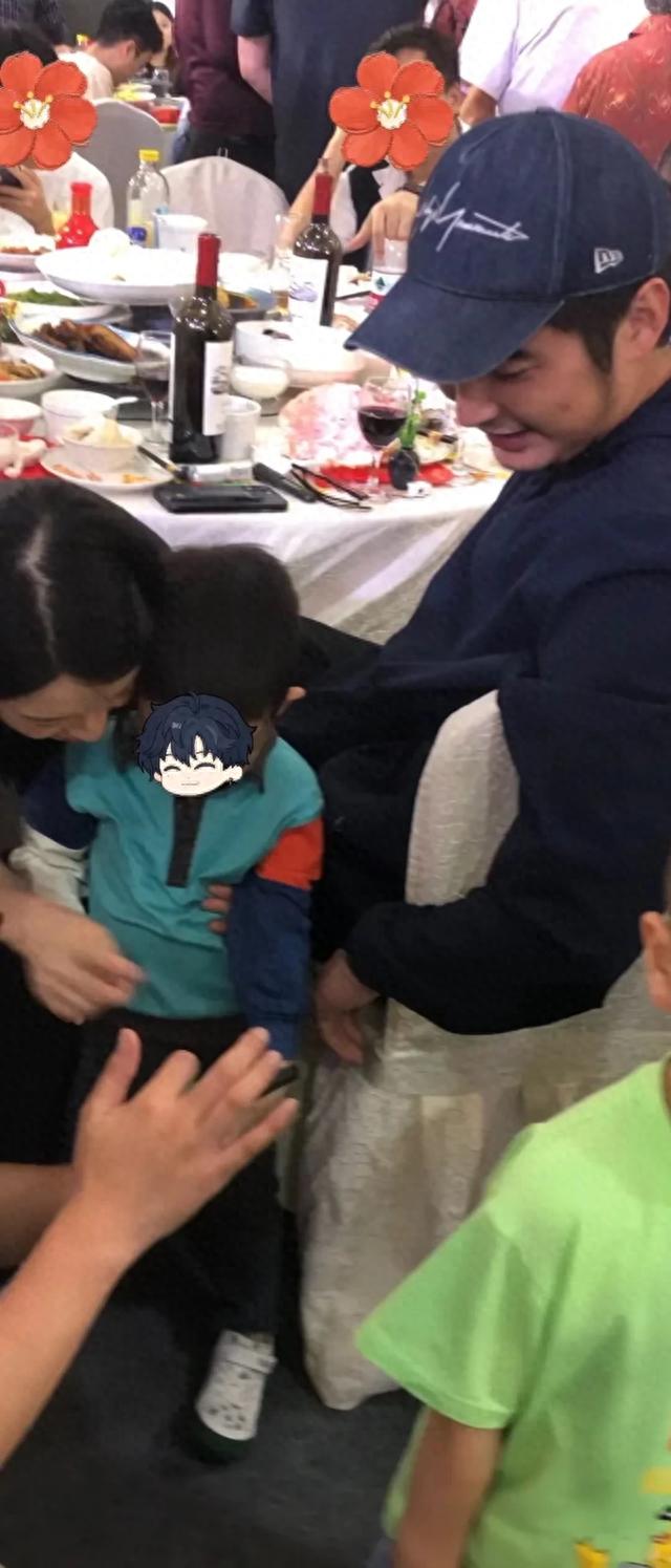 金世佳二胎儿子首曝光!参加婚礼活泼求抱抱,颜值爆表震惊网友