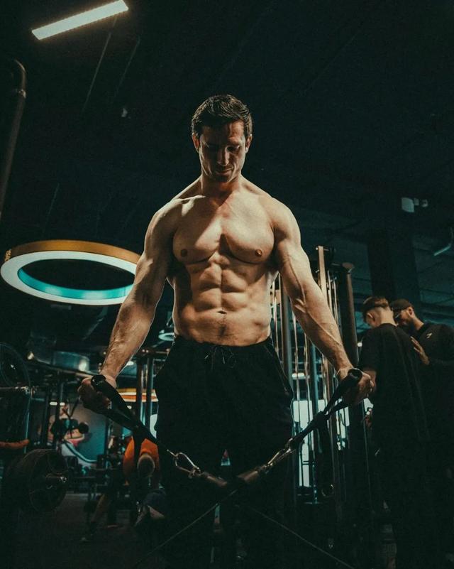 Sam Smith 创建健身社区，跟大家一起练六块腹肌！