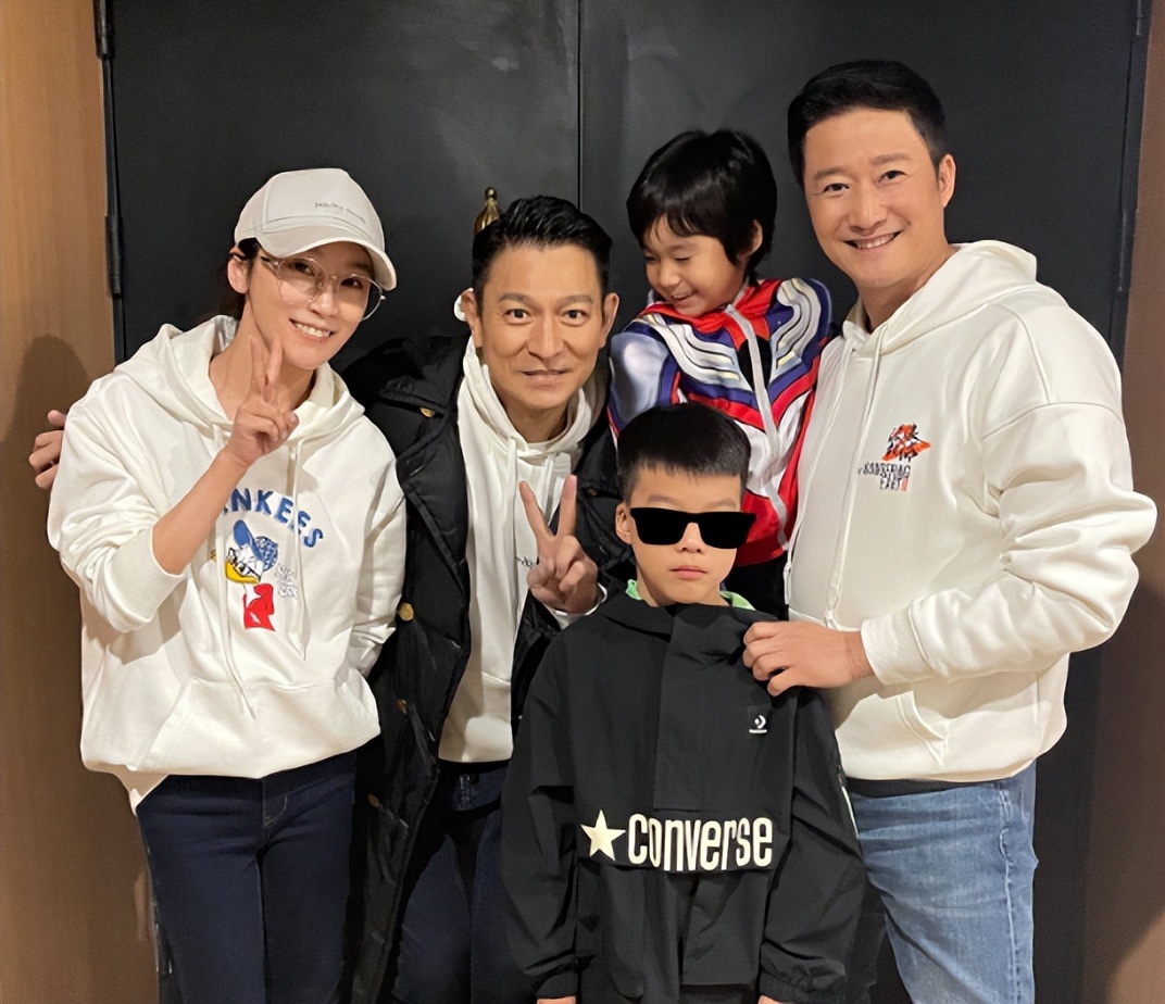 刘德华|吴京一家四口与刘德华合影，谢楠和小儿子吴虑追星成功