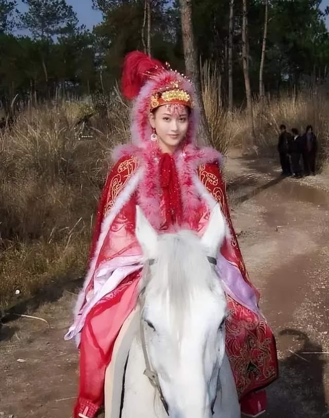 李彩桦|李彩桦获朋友接机,为其买各种美食,被赞贴心的暖男!
