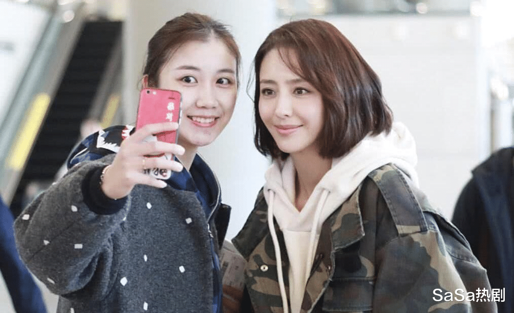 佟丽娅一字带玉足写真,网友:丫丫真漂亮!这个锡伯族姑娘美吗?