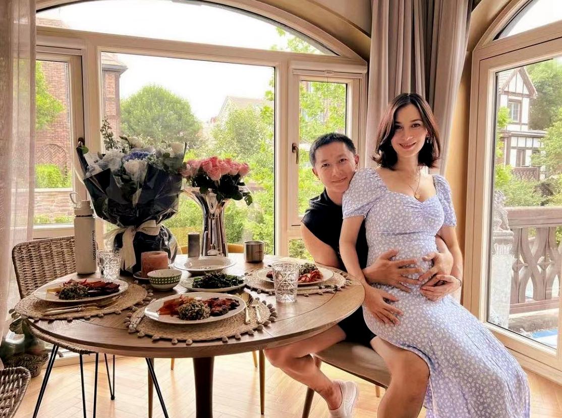 韩庚|韩庚卢靖姗抱娃出游，二人亲自照顾孩子，随行保姆工作相对轻松