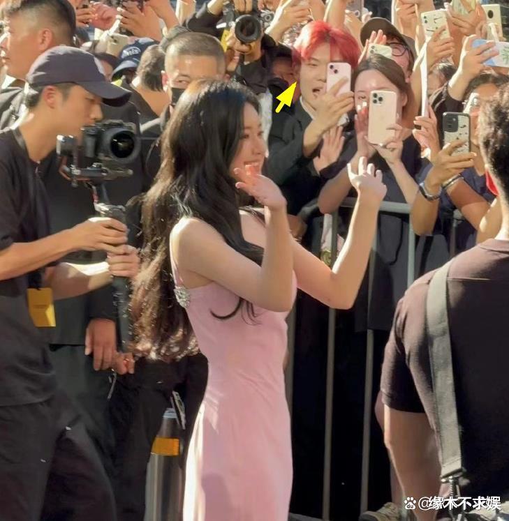 24岁赵露思杭州活动受追捧,生图脸崩硬凹美女,现场被指耍大牌!