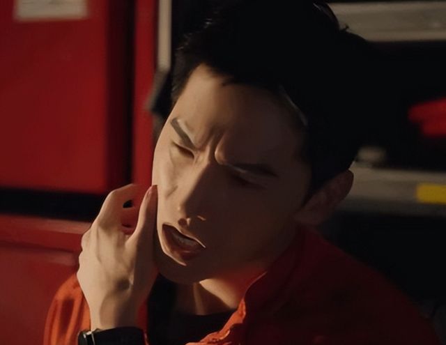 杨洋王楚然首合体营业!眼神黏糊笑意忍不住,依靠一起像新人宴客