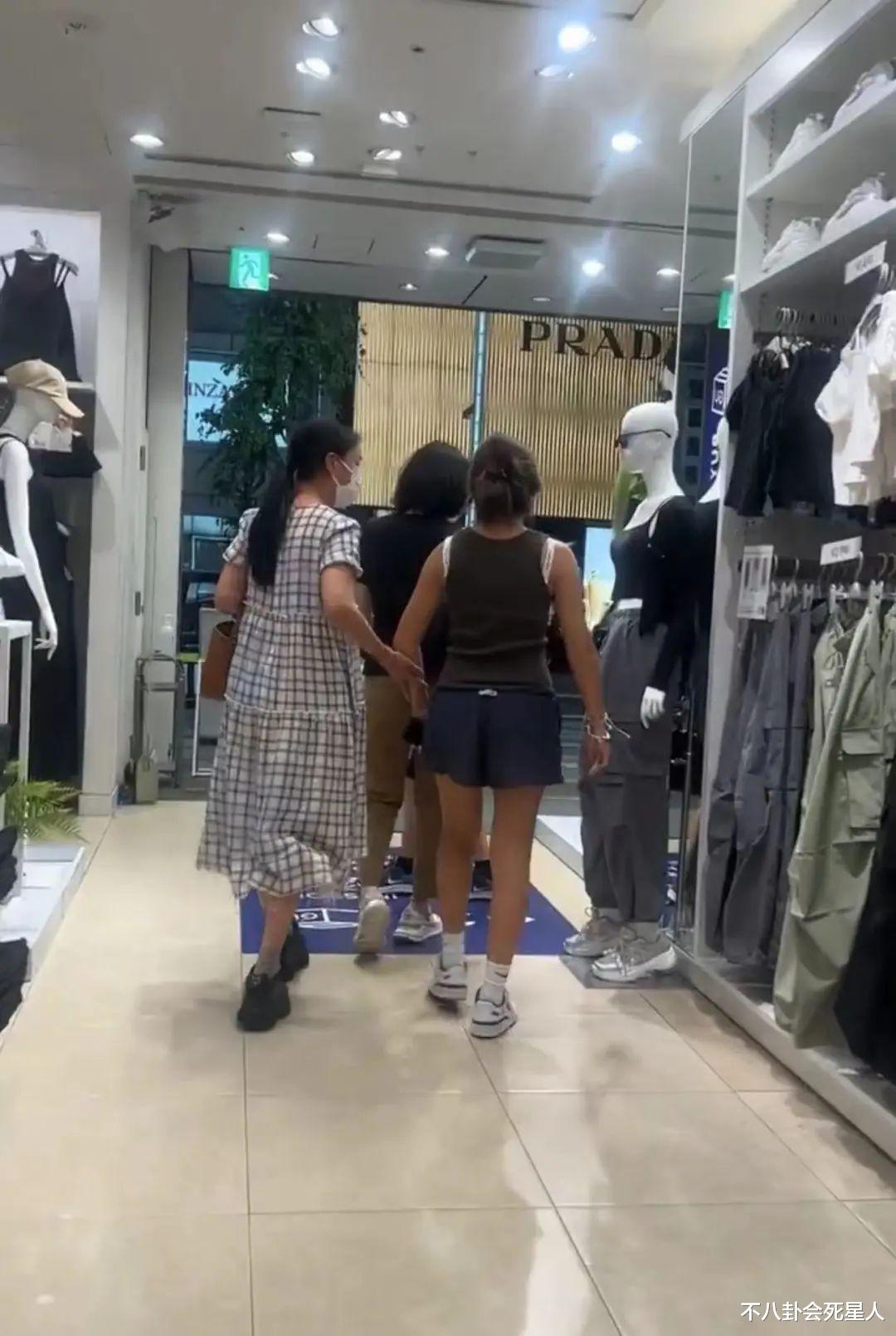 5位被送去国外的星二代,读名校住豪宅,父母个个在国内身家亿万