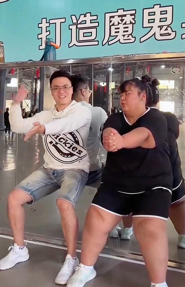 暴饮暴食 重量级女网红突然死亡,年仅22岁,死因真相曝光,家属拉横幅大闹