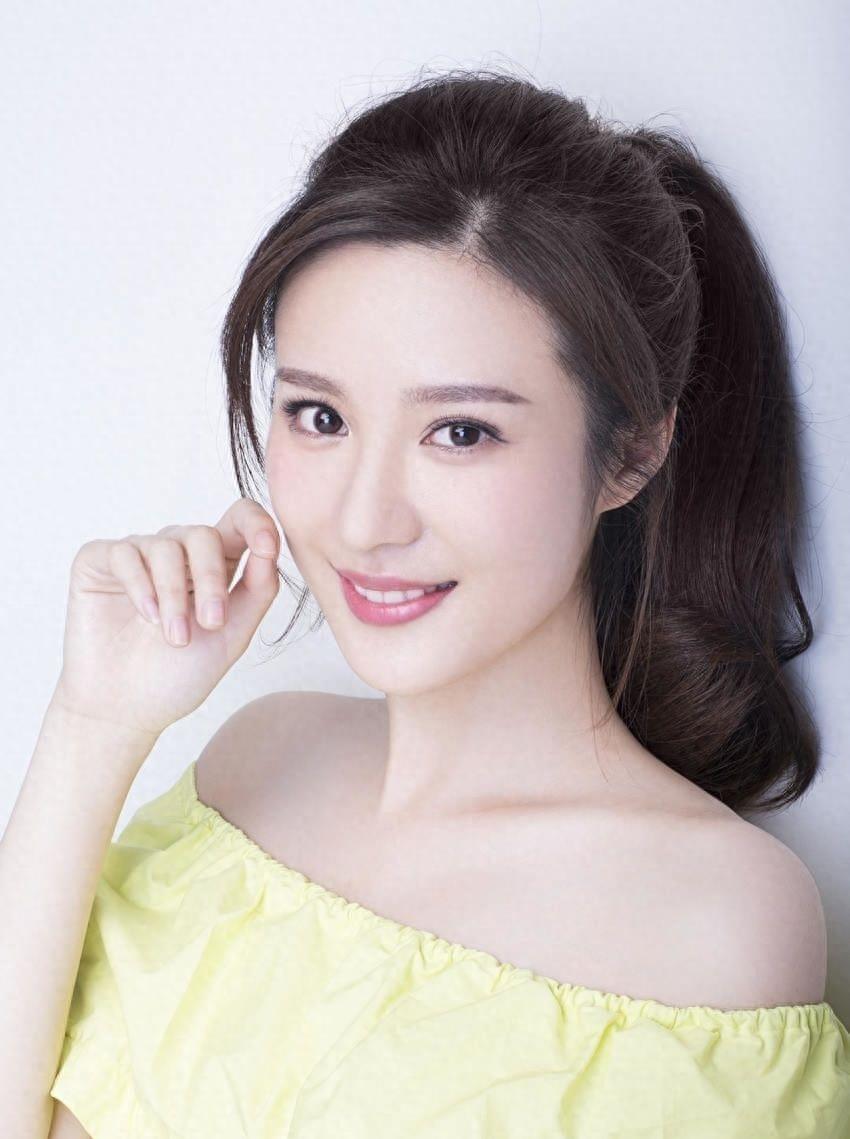 她靠着姑父出道走红，姑父另结新欢后，就彻底沦为了18线演员了