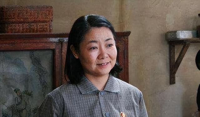 萨日娜：结婚33年只生孩子不做饭，帅气演员丈夫潘军却把她宠成宝