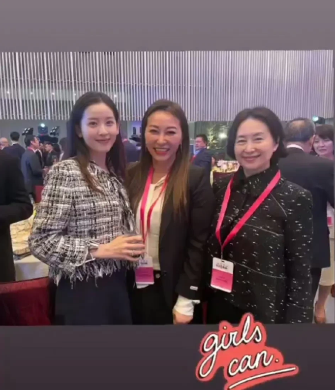 章泽天|30岁章泽天参加香港论坛！穿六万小香风十分淑女，手上钻戒更抢镜