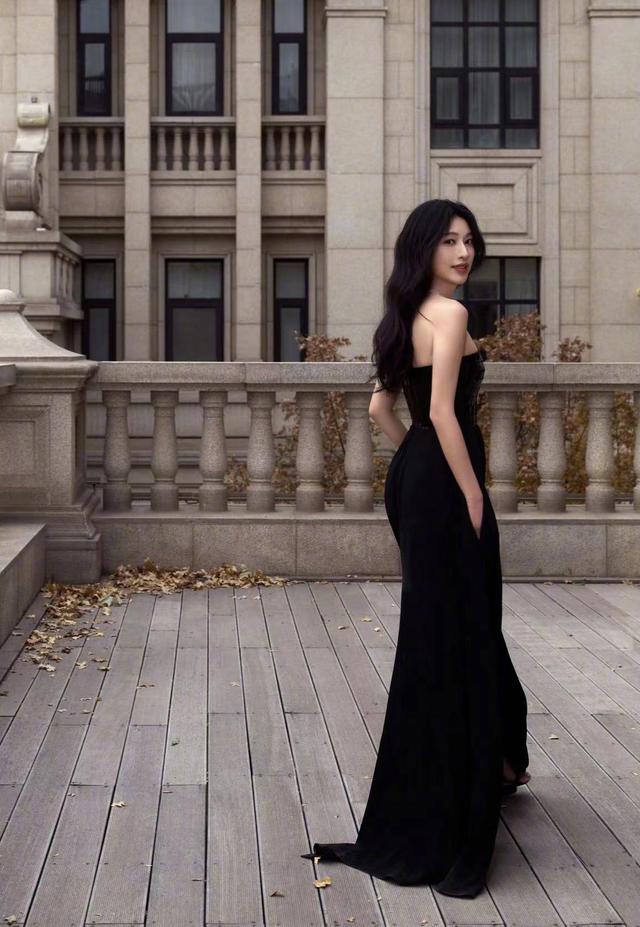 张俪黑漆亮片长裙气质好绝