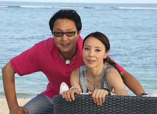 杨迪|吴刚与妻子岳秀清:恩爱30余年,公认的模范夫妻,一家三口很幸福