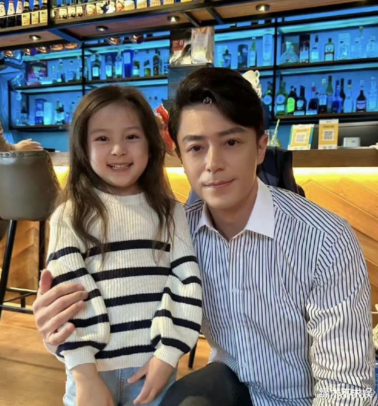 林心如一家3口日本海边旅游，6岁小海豚气质出众，霍建华变瘦变帅