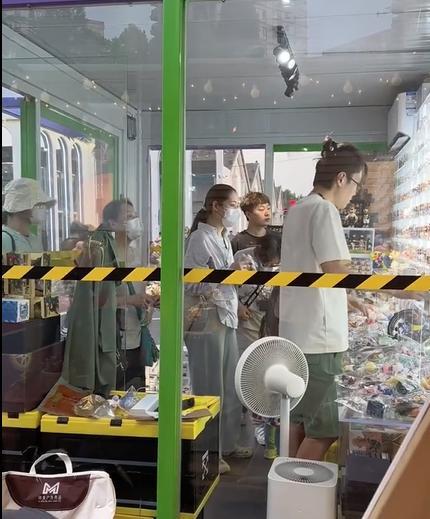 郭碧婷|郭碧婷身材发福逛玩具店，戴玉石项链名表很贵气，素颜拒绝拍照