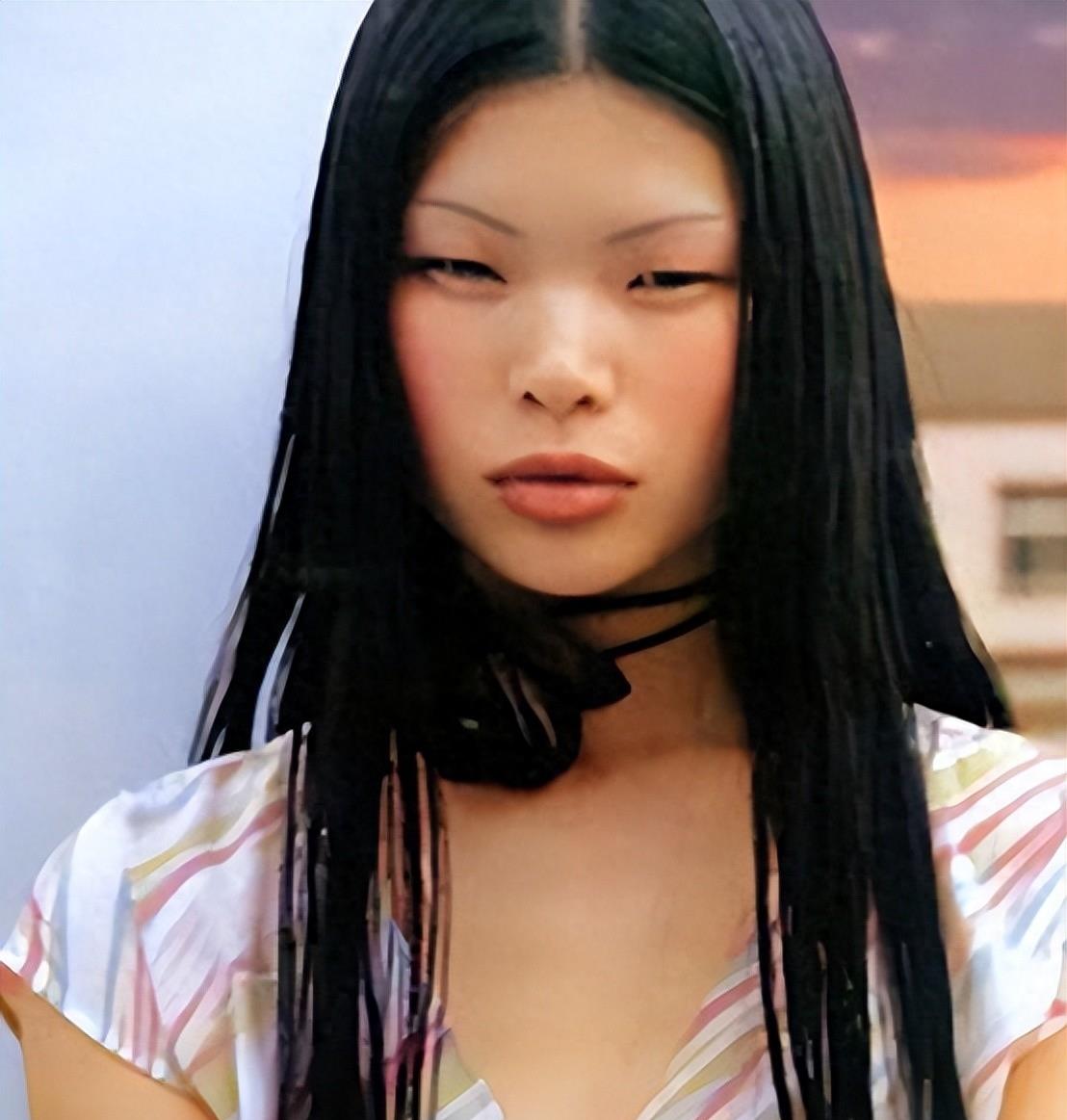 国际“丑模”吕燕逆袭,嫁入法国贵族家族,生下混血儿子颜值惊为天人