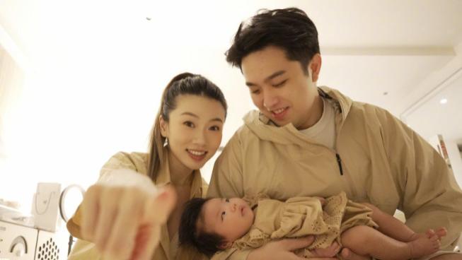 程晓玥晒带娃日常，小公主穿800元T恤精灵可爱，一日六餐吃母乳