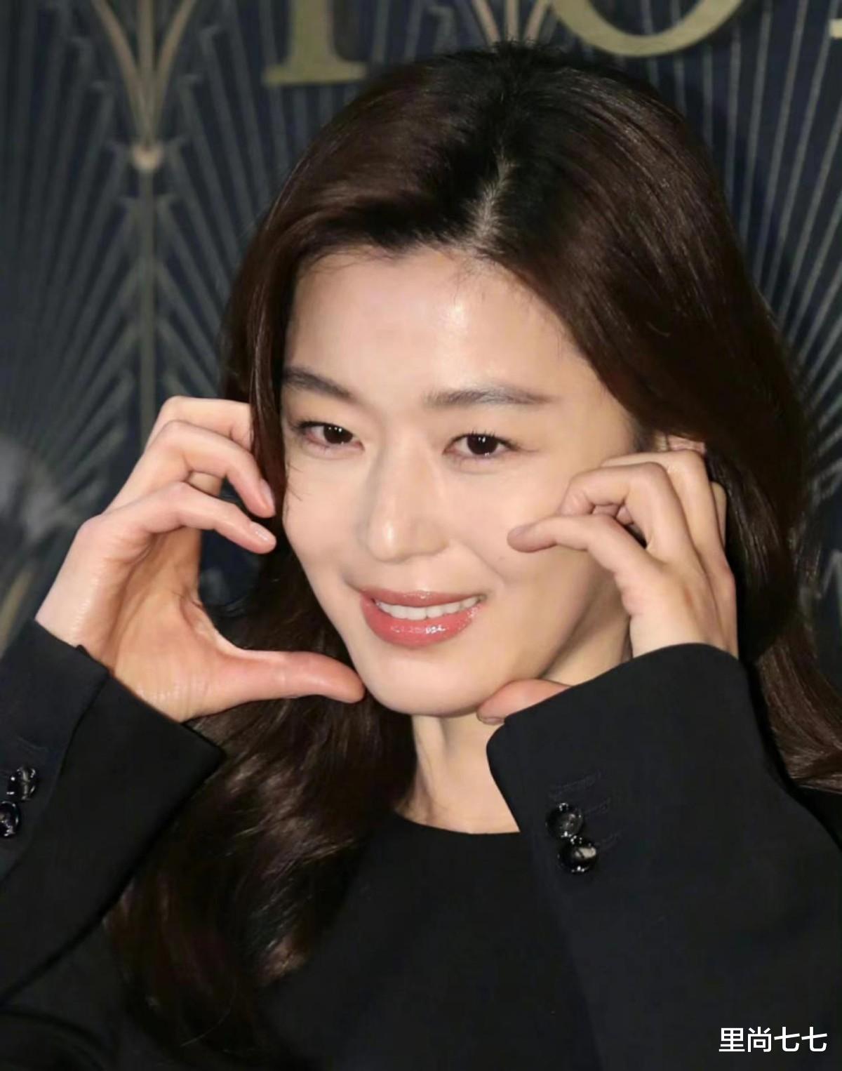 全智贤|全智贤久违亮相大翻车!保守穿内搭垮宽又臃肿,被迫比心满脸尴尬