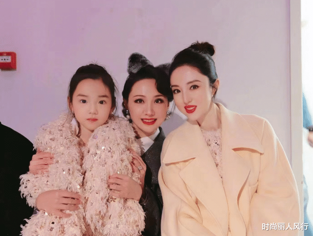 董璇|董璇6岁女儿不愧是最美星二代！打扮成名媛跟妈妈走秀，有超模范