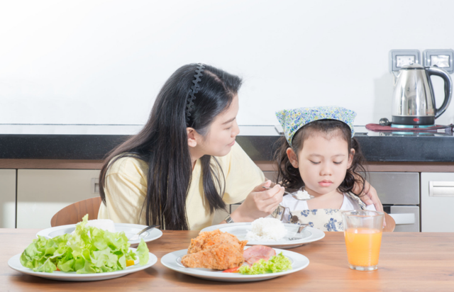 一天2顿饭和一天3顿饭，哪种更健康？医生：吃饭时注意这些最重要