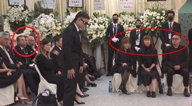 李玟下葬第3天,Bruce带两个女儿吃西餐,桌上摆着香槟气氛好