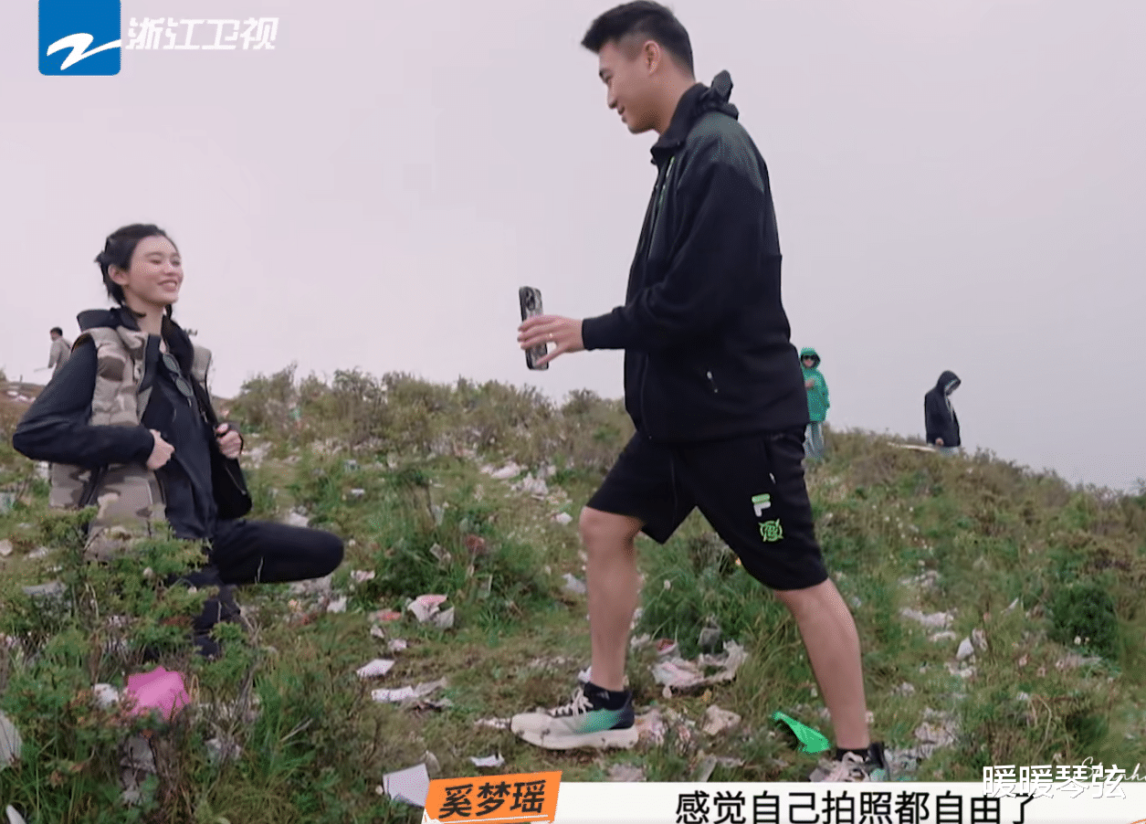 同是全职太太，婆婆不帮忙带娃，奚梦瑶和苗苗在婆家的地位大不同