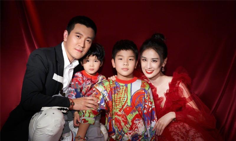 40岁黄圣依脱离滤镜真面貌曝光，一家四口甜蜜游伦敦被偶遇