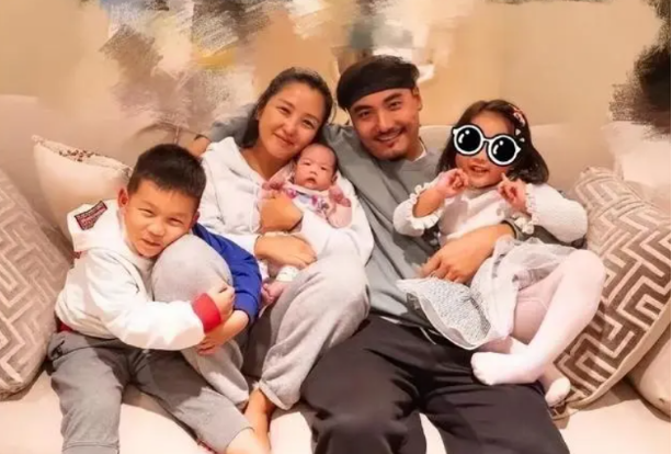 何洁|7位超女现状:李宇春患病,何洁卑微求上浪姐,还有一位被骗6亿!