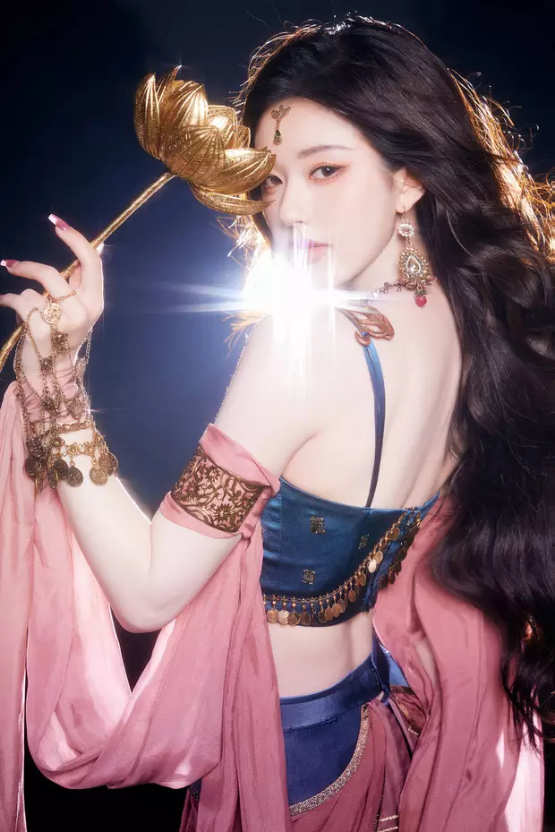 赵露思|赵露思跨年晚会，手持金花的敦煌神女