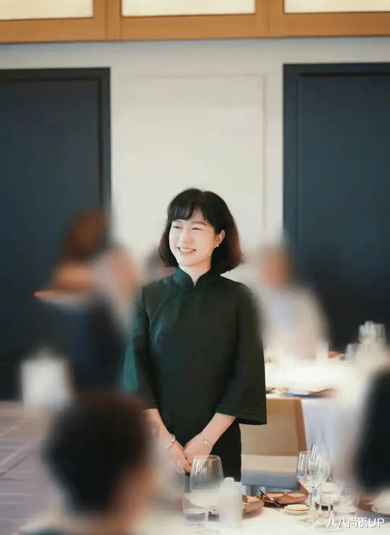 47岁翁帆庆祝结婚纪念日!穿丝绒外套配纱裙彰显贵气,不输女明星