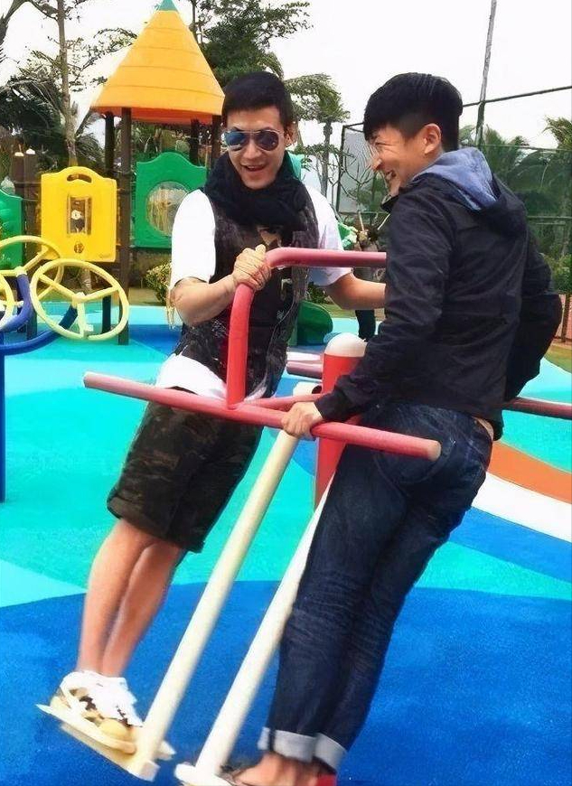 陆毅鲍蕾参加活动，夫妻俩大变样，生图认不出，胖的像怀了二胎