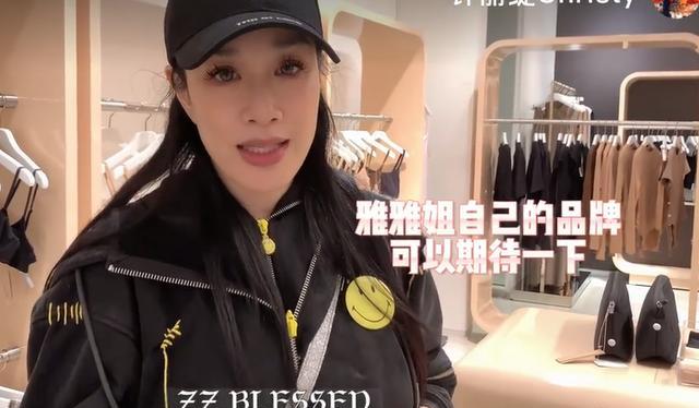 钟丽缇|钟丽缇痛哭风波后回香港,带女儿见闺蜜,给保姆送礼物惹哭对方