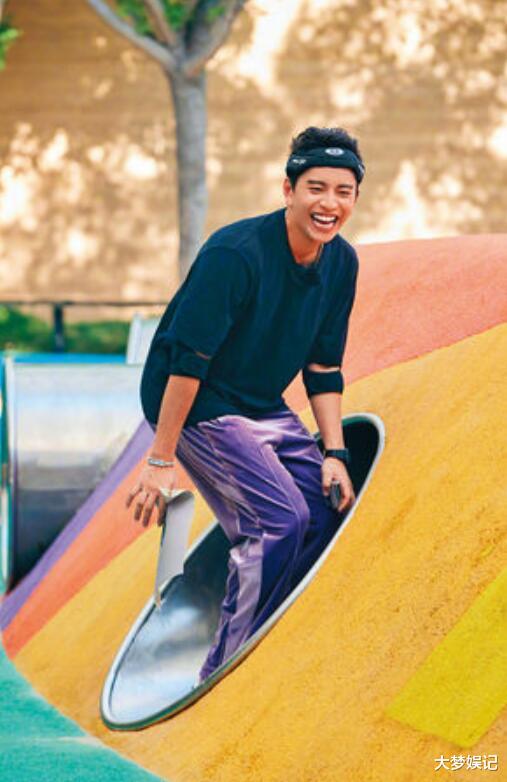 直击王大陆"路边大胆缠"新欢!新欢神似许玮甯,亲密举动全被拍